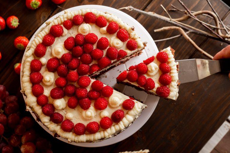 Cake with raspberries